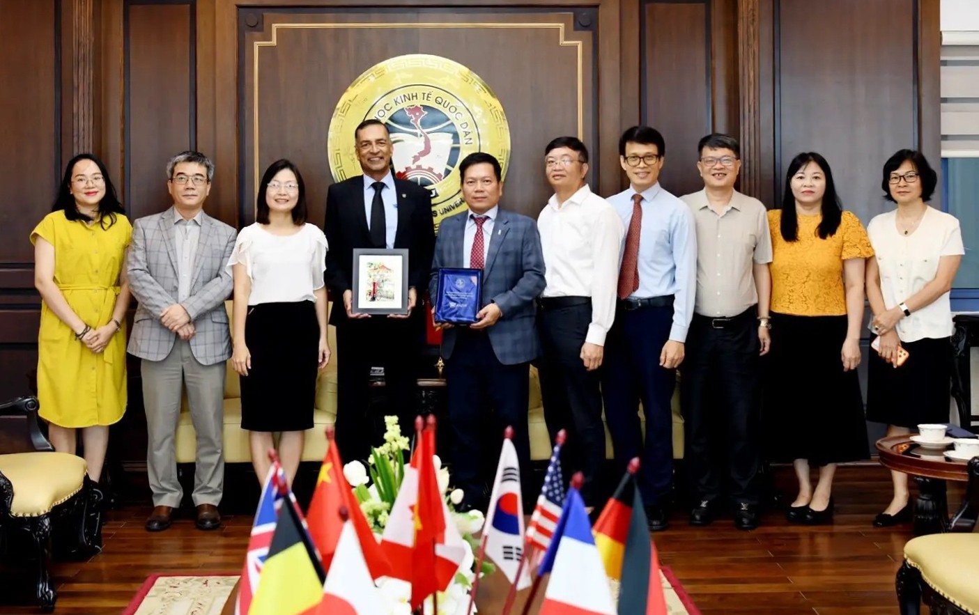 Đại học Kinh tế Quốc dân và ANZIIF tọa đàm về phát triển bền vững thị trường bảo hiểm nhân thọ